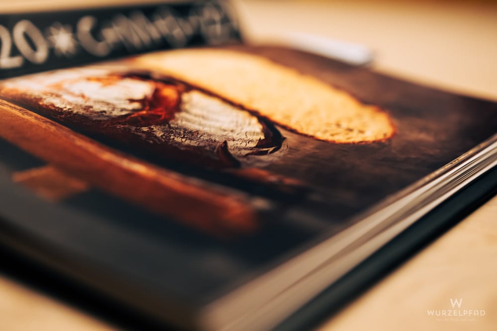 Ein aufgeschlagenes Buch mit einem Bild von Brot 
